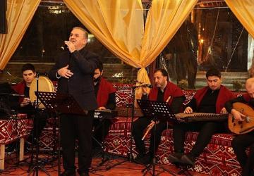 Kartepe'de İlahi Dinletisi Gönüllere Dokundu