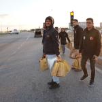 Kahta Belediyesi’nden iftar saatinde yolda kalanlara kumanya dağıtımı