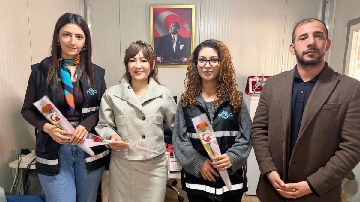 Genç Nesiller Derneği, 'Dünya Kadınlar Günü'nde kadın gazetecilere karanfil dağıttı - Videolu Haber