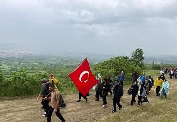 İnegöl'de Doğa Severler 19 Mayıs Ve Gençlik Haftası İçin Yürüdü