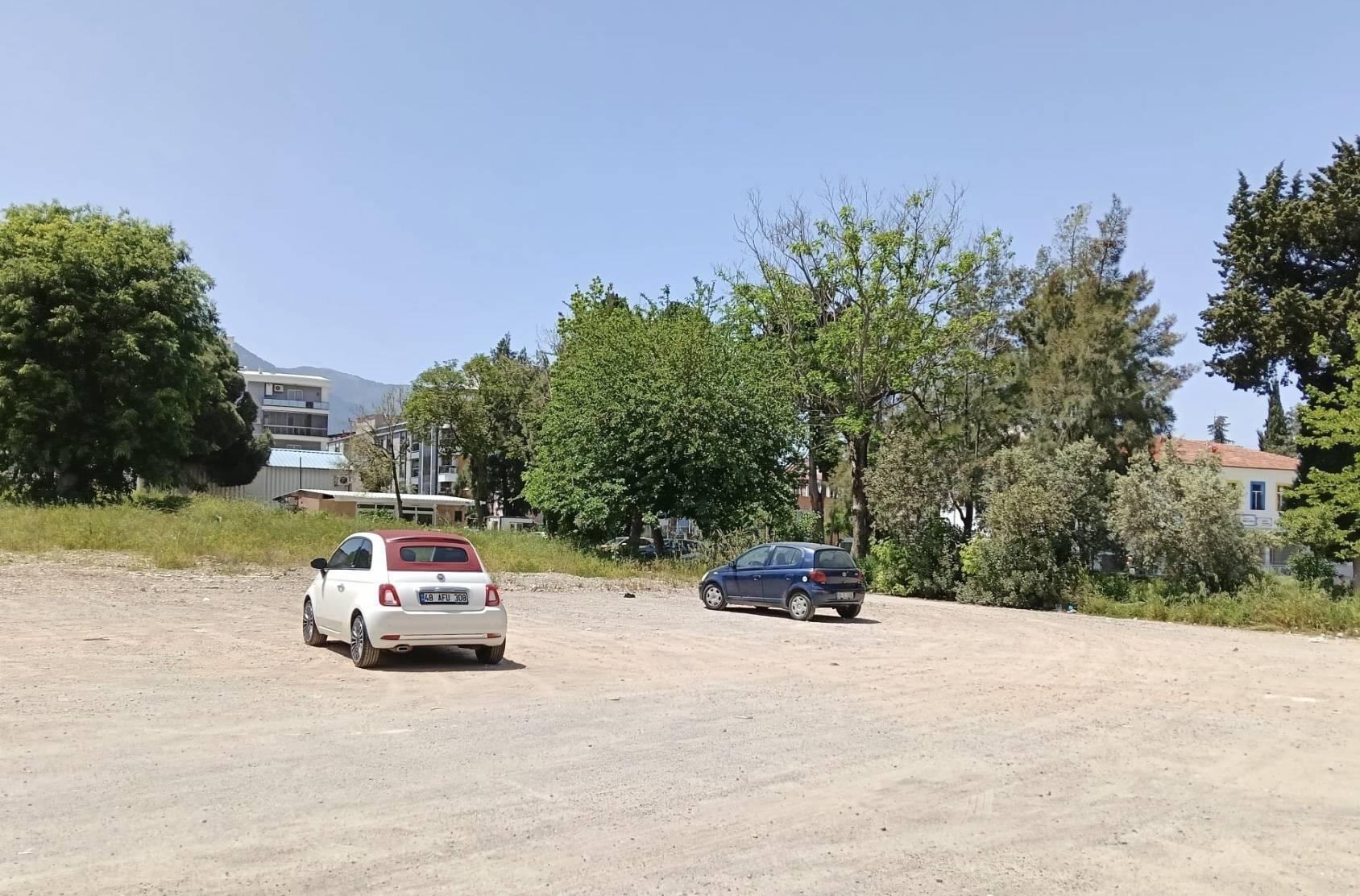 Armutlu Ortaokulu Otopark Oldu, Veliler Tepkili!
