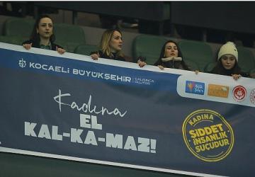 Kocaeli Stadyumu'nda kadına şiddete karşı güçlü mesaj verildi; “Kadına el kalkamaz"