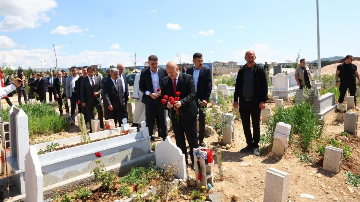 Vali Küçük ve protokolden bayram arifesinde Şehitlik Ve Deprem Kabristanı ziyareti