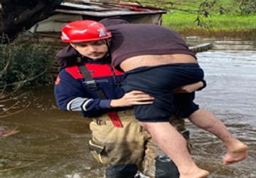 İtfaiye eri vatandaşı sırtında taşıdı