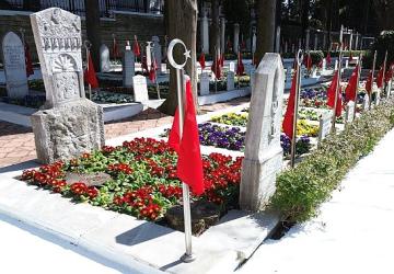 Büyükşehir'den şehitliklerde titiz çalışma