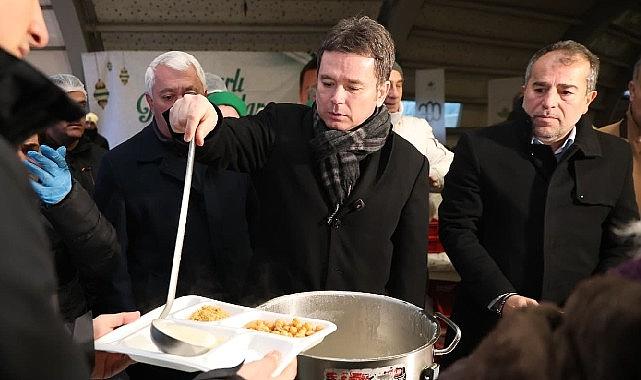 Osmangazi Belediyesi'nin İftar Sofrasında Yüzlerce Kişi Bir Araya Geldi