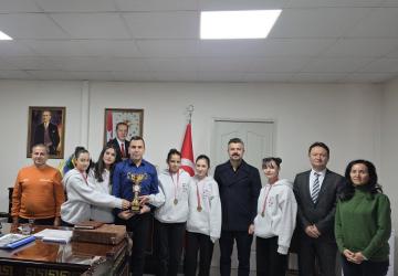 Şampiyon Badminton Takımlarından Gölbaşı Kaymakamı Kadir Algın’a ziyaret