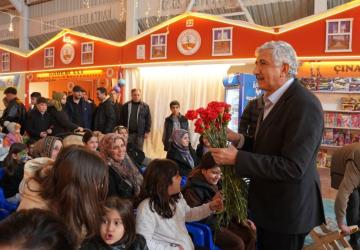 Başkan Hallaç, Ramazan Çarşısı’nda kadınlara karanfil dağıttı