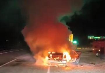 Adıyaman’da seyir halindeki otomobil alev alev yandı