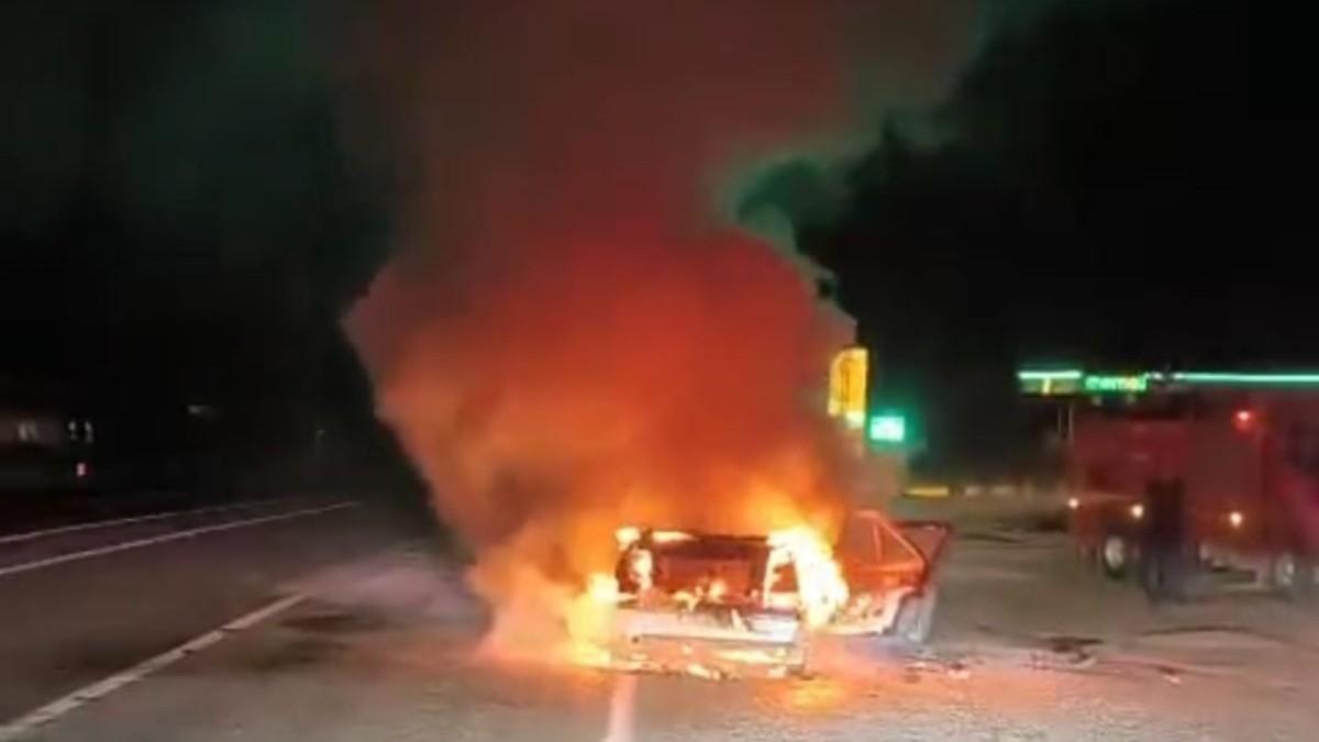 Adıyaman’da seyir halindeki otomobil alev alev yandı