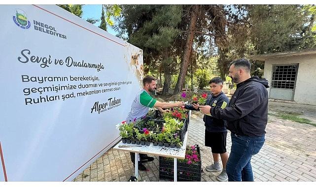 İnegöl Belediyesi Bayram Öncesi Mezarlıklarda Çiçek Dağıttı