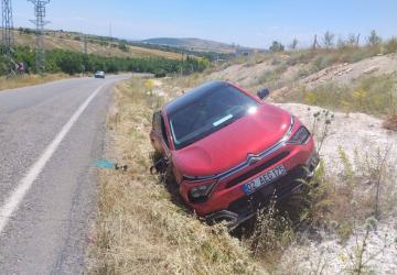 Otomobil şarampole devrildi: 3 yaralı