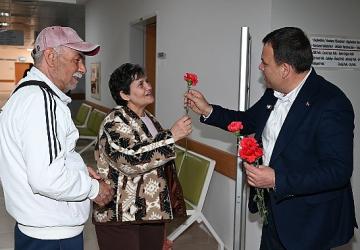 Kemer Belediyesi'nden sağlık çalışanı kadınlara karanfil