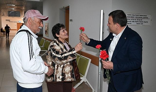 Kemer Belediyesi'nden sağlık çalışanı kadınlara karanfil
