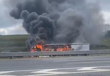 Kuzey Marmara Otoyolu’nda seyir halindeki tır alevlere teslim oldu - Videolu Haber
