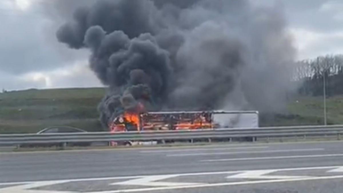 Kuzey Marmara Otoyolu’nda seyir halindeki tır alevlere teslim oldu - Videolu Haber