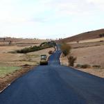 ADIYAMAN (PERRE) - Şeriban ÖZÇAKMAK - Adıyaman İl Özel İdaresi, kırsalda ulaşım kalitesini artırmak amacıyla ilk kez Bitümlü Sıcak Karışım (BSK) asfalt çalışmalarına başladı.