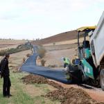ADIYAMAN (PERRE) - Şeriban ÖZÇAKMAK - Adıyaman İl Özel İdaresi, kırsalda ulaşım kalitesini artırmak amacıyla ilk kez Bitümlü Sıcak Karışım (BSK) asfalt çalışmalarına başladı.