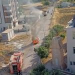 ADIYAMAN (PHA) - Mustafa TEKİN - Adıyaman’da seyir halindeyken bir anda alevlere teslim olan otomobil, kısa sürede kullanılamaz hale geldi.