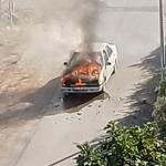 ADIYAMAN (PHA) - Mustafa TEKİN - Adıyaman’da seyir halindeyken bir anda alevlere teslim olan otomobil, kısa sürede kullanılamaz hale geldi.