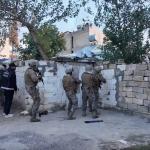 ADIYAMAN (PERRE) - Şeriban ÖZÇAKMAK - Adıyaman'da uyuşturucu ticaretine yönelik düzenlenen operasyonda gözaltına alınan 5 şüpheliden 4'ü tutuklanarak cezaevine gönderildi.