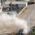 ADIYAMAN (PHA) - Mustafa TEKİN - Adıyaman’da seyir halindeyken bir anda alevlere teslim olan otomobil, kısa sürede kullanılamaz hale geldi.