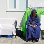 ADIYAMAN (PHA) - 6 Şubat 2023 depremlerinde enkazdan sağ kurtulan ve yüzde 86 engelli raporu bulunan 63 yaşındaki Rahime Karabiber, Adıyaman’daki K-2 konteyner kentte yaşadığı sağlık ve barınma sorunlarını anlatarak yetk...