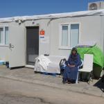 ADIYAMAN (PHA) - 6 Şubat 2023 depremlerinde enkazdan sağ kurtulan ve yüzde 86 engelli raporu bulunan 63 yaşındaki Rahime Karabiber, Adıyaman’daki K-2 konteyner kentte yaşadığı sağlık ve barınma sorunlarını anlatarak yetk...