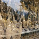 ADIYAMAN (PERRE) - Şeriban ÖZÇAKMAK-Berfin GÜRBÜZ - Adıyaman'da kuyumcu esnafı İbrahim Halil Dolma, altın fiyatlarındaki düşüşün küresel gelişmelerden kaynaklandığını belirterek, ülkelerin altınlarını satıp petrole yönel...