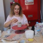 ADIYAMAN (PERRE) - Berfin GÜRBÜZ- Sibel TURAN-Öğretmenlikten çini ve seramik ustalığına uzanan yolculuğuyla dikkat çeken iş kadını ve yazar Nazan Taştan Yapıcı, deprem sonrası hobisini nasıl mesleğe dönüştürdüğünü, giriş...