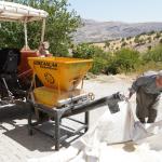 ADIYAMAN (PHA) - Adıyaman’ın Boğazkaya köyünde büyüyen Şevket Işık, traktörüne bağlı yem kırma makinesiyle geçimini sağlıyor.