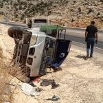 ADIYAMAN (PHA) - Adıyaman'ın Besni ilçesinde devrilen kamyonet sürücüsü ağır yaralandı.