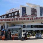 ADIYAMAN (PHA) - Mustafa KAMIŞ - Adıyaman’ın Kahta ilçesinde, ihbar üzerine olay yerine giden polis aracı ile bir otomobilin çarpışması sonucu meydana gelen kazada 4’ü polis olmak üzere 5 kişi yaralandı.