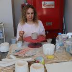 ADIYAMAN (PERRE) - Berfin GÜRBÜZ- Sibel TURAN-Öğretmenlikten çini ve seramik ustalığına uzanan yolculuğuyla dikkat çeken iş kadını ve yazar Nazan Taştan Yapıcı, deprem sonrası hobisini nasıl mesleğe dönüştürdüğünü, giriş...