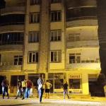 ADIYAMAN (PHA) - Adıyaman'ın Besni ilçesinde 5 katlı binanın 3'üncü katında  çıkan yangında 5 kişi dumandan etkilendi.