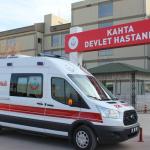 ADIYAMAN (PHA) - Mustafa KAMIŞ - Adıyaman’ın Kahta ilçesinde, ihbar üzerine olay yerine giden polis aracı ile bir otomobilin çarpışması sonucu meydana gelen kazada 4’ü polis olmak üzere 5 kişi yaralandı.