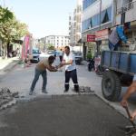 ADIYAMAN (PHA) - Adıyaman Belediyesi, altyapı çalışmalarının ardından bozulan yolları onararak yeniden ulaşıma açmak için çalışmalarına hız verdi.
