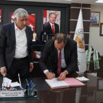 ADIYAMAN (PHA) - Kâhta Belediyesi, personelinin ekonomik refahını artırmak amacıyla banka maaş promosyonu için gerçekleştirdiği ihale sonucunda banka ile anlaşmaya vardı.