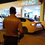 ADIYAMAN (PHA) - Adıyaman’ın Besni ilçesinde Mehmet Bozbayır (52), ayırmak için araya girdiği kavgada kardeşinin bıçak darbesiyle yaşamını yitirdi.