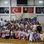 ADIYAMAN (PHA) - Adıyaman Gençlik ve Spor İl Müdürlüğü görevine kısa süre önce atanan Hüseyin Elüstü, Yeni Mahalle Spor Salonu’nda düzenlenen GSB Yaz Spor Okulları kapsamında voleybol, karate ve eskrim eğitimi alan öğren...