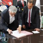 ADIYAMAN (PHA) - Kâhta Belediyesi, personelinin ekonomik refahını artırmak amacıyla banka maaş promosyonu için gerçekleştirdiği ihale sonucunda banka ile anlaşmaya vardı.