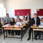 ADIYAMAN (PHA) - Mustafa KAMIŞ - Kahta Belediye Başkanı Mehmet Can Hallaç, 2025-2026 eğitim-öğretim yılının başlaması dolayısıyla ilçedeki okulları ziyaret ederek öğrencilerle bir araya geldi.