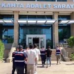 ADIYAMAN (PHA) - Adıyaman’ın Kahta ilçesinde, jandarma ekipleri tarafından uyuşturucu satıcılarına yönelik düzenlenen operasyonda gözaltına alınan 6 şüpheliden 4’ü tutuklandı.