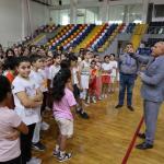 ADIYAMAN (PHA) - Adıyaman Gençlik ve Spor İl Müdürlüğü görevine kısa süre önce atanan Hüseyin Elüstü, Yeni Mahalle Spor Salonu’nda düzenlenen GSB Yaz Spor Okulları kapsamında voleybol, karate ve eskrim eğitimi alan öğren...