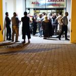 ADIYAMAN (PHA) - Adıyaman’ın Besni ilçesinde Mehmet Bozbayır (52), ayırmak için araya girdiği kavgada kardeşinin bıçak darbesiyle yaşamını yitirdi.
