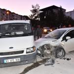 ADIYAMAN (PERRE) - Şeriban ÖZÇAKMAK - Adıyaman'ın Besni ilçesinde üç aracın karıştığı kazada 7 kişi yaralandı.