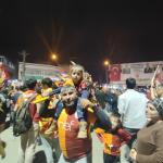 ADIYAMAN (PERRE) - Behçet ATABEK - Galatasaray'ın dün akşam Antalyaspor'u 4-2 mağlup ederek şampiyonluğunu ilan etmesinin ardından Adıyaman'da sarı-kırmızılı taraftarlar sokaklara çıktı.
