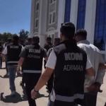 ADIYAMAN (PHA) - Adıyaman'ın Besni ilçesinde, tefecilik, cebir ve tehdit suçlarına yönelik düzenlenen operasyonda örgüt lideri ile birlikte gözaltına alınan 6 kişi çıkarıldıkları mahkemece tutuklanarak cezaevine gönderil...