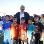 ADIYAMAN (PHA) - Mustafa KAMIŞ – Kahta Belediyesi’nin öncülüğünde hayata geçirilen Yaz Spor Okulları kapsamında, ilçede spor eğitimi alan çocuklara yönelik forma dağıtım etkinliği düzenlendi.