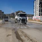 ADIYAMAN (PHA) - Adıyaman Belediyesi, kent genelinde sürdürdüğü temizlik çalışmalarına Yeni Mahalle’de yoğun bir şekilde devam etti.